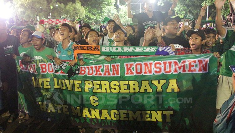 Sejumlah pendukung Persebaya atau akrab disapa Bonek mengeluhkan harga tiket. Copyright: © Fitra Herdian/INDOSPORT