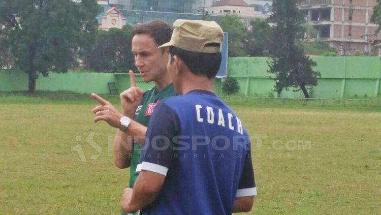 Dennis Wise saat berkomunikasi Denhan Djanur. Copyright: © Kesuma Ramadhan/INDOSPORT