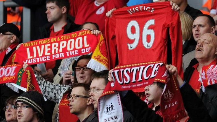 Suporter saat mengenang tragedi Hillsborough. Copyright: © Liverpool FC