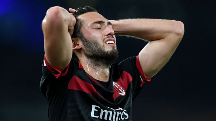 Hakan Calhanoglu dalam laga Arsenal vs AC Milan. Copyright: © Getty Images