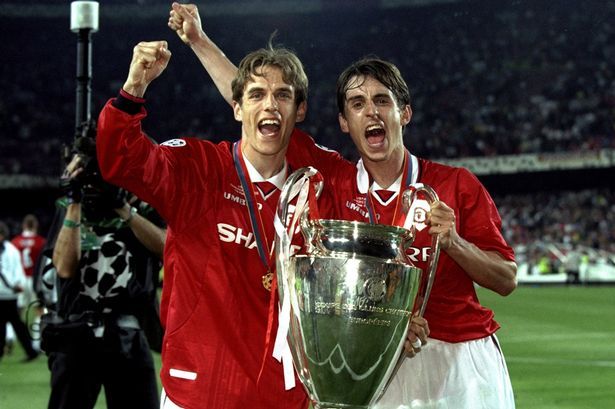 Gary Neville dan Phil Neville berfoto bersama trofi Liga Champions musim 1998/1999 Copyright: © irishmirror