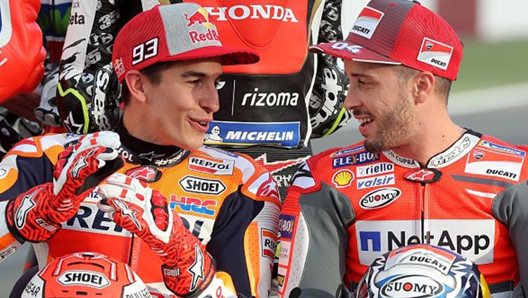 Marc Marquez dan Andrea Iannone tengah asyik mengobrol. Copyright: © INDOSPORT