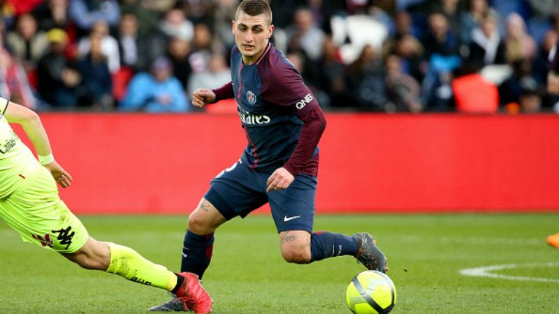 Gelandang Paris Saint-Germain (PSG), Marco Verratti tertangkap kamera sedang bermesraan dengan kekasihnya yang bernama Jessica Aidi di sebuah apartemen. Copyright: © Getty Images