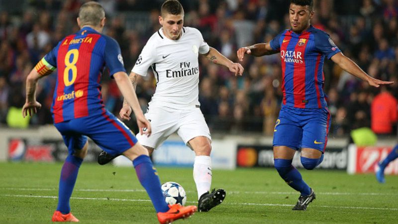 Marco Verratti (tengah) saat melawan Barcelona di babak 16 besar Liga Champions 2016/17 kemarin. Copyright: © Getty Images