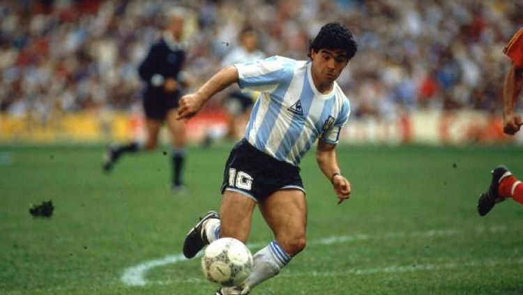 Diego Maradona saat masih memperkuat Timnas Argentina.
 Copyright: © Getty Images