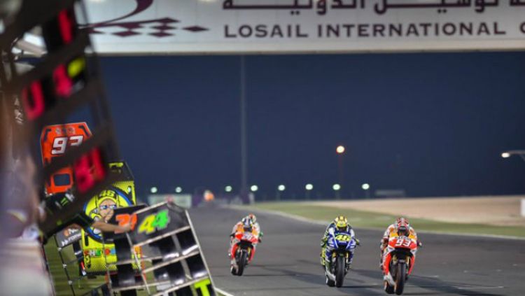 Virus Corona lagi-lagi membawa dampak buruk. Seri perdana MotoGP Qatar 2020 akhirnya resmi dibatalkan setelah pemerintah di negara timur tengah itu mengumkan kebijakan terkait dengan wabah virus tersebut. Copyright: © tribunnews.com