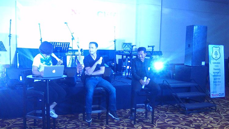 Djajang Nurdjaman bersama Dennis Wise (tengah) di acara launching tim PSMS Medan. Copyright: © Kusuma Ramadhan/INDOSPORT