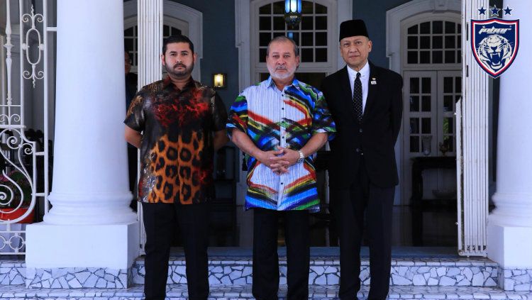 Tunku Ismail Sultan Ibrahim berdiri paling kanan. Copyright: © johorsoutherntigers.com