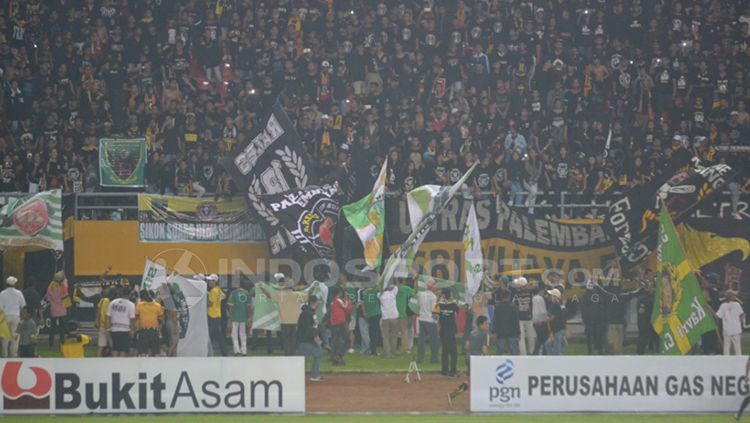 Suasana suporter Sriwijaya FC penuhi stadion. Copyright: © Muhammad Effendi/INDOSPORT