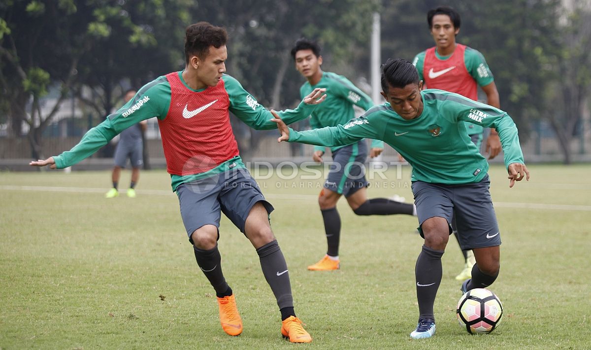 Akselerasi Febri Hariyadi (tengah) coba dihalangi oleh Egy Maulana Vikri. Herry Ibrahim Copyright: © Herry Ibrahim/INDOSPORT