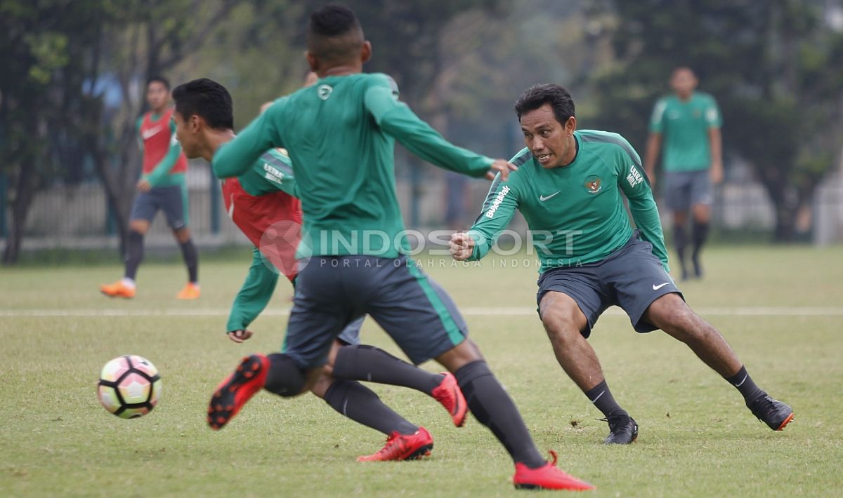 Asiten pelatih, Bima Sakti (kanan) ikut serta dalam game latihan. Copyright: © Herry Ibrahim/INDOSPORT