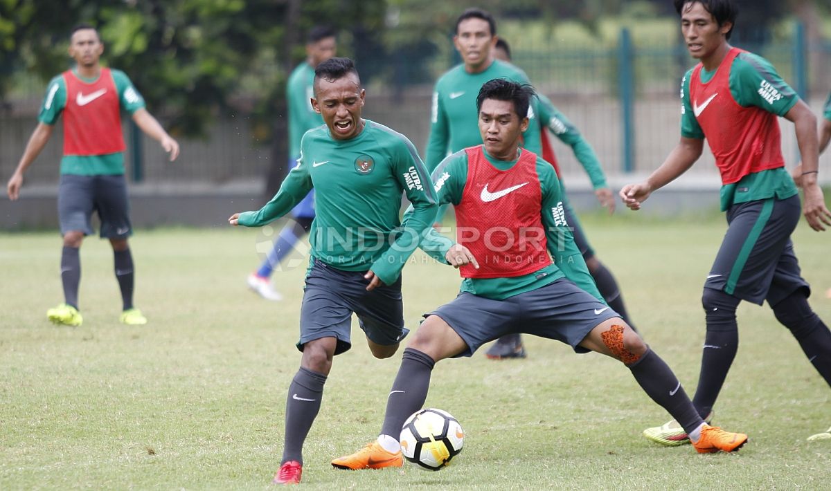 Duel Septian David Maulana dengan Irfan Jaya. Copyright: © Herry Ibrahim/INDOSPORT