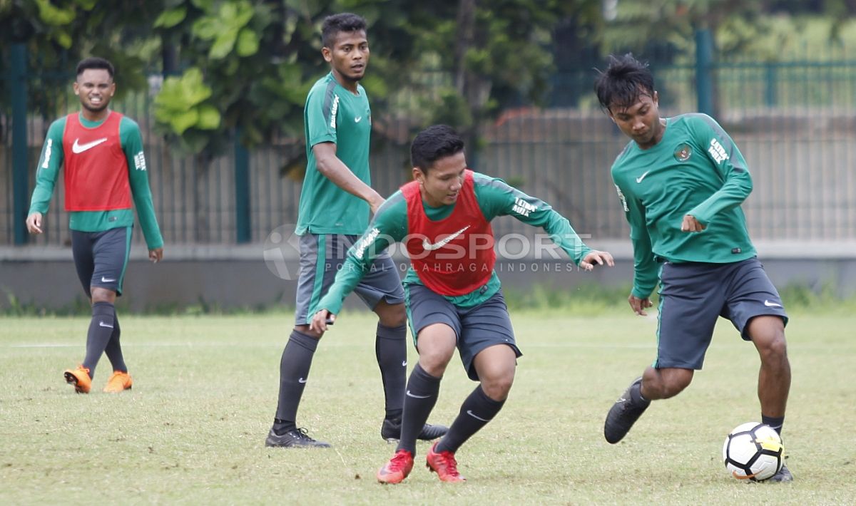 Syahrian Abimanyu (kedua dari kanan) membayangi pergerakan Hargianto. Herry Ibrahim Copyright: © Herry Ibrahim/INDOSPORT