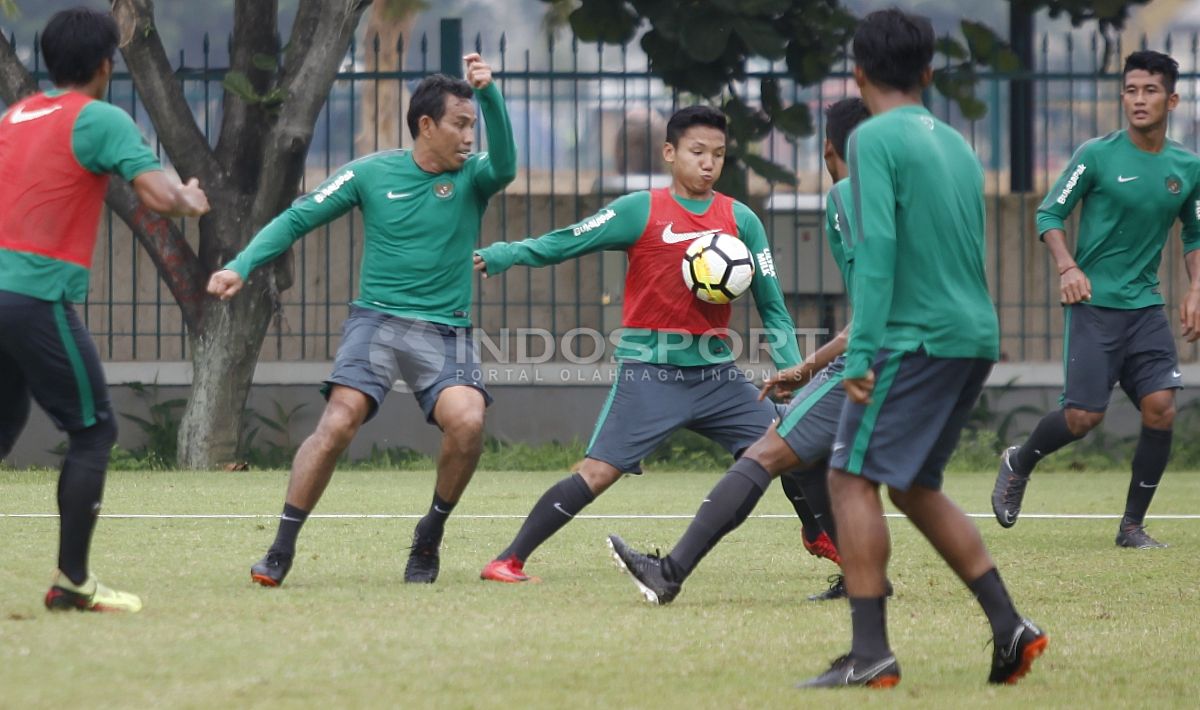 Syahrian Abimanyu (tengah) mendapat penjagaan ketat dari asisten pelatih Bima Sakti. Copyright: © Herry Ibrahim/INDOSPORT