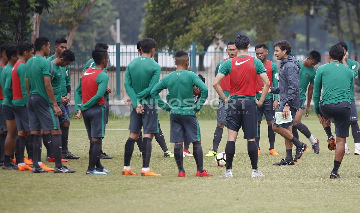 Pelatih Luis Milla (kanan) memberikan arahan kepada Timnas Indonesia U-23 disela-sela latihan. Herry Ibrahim Copyright: © Herry Ibrahim/INDOSPORT