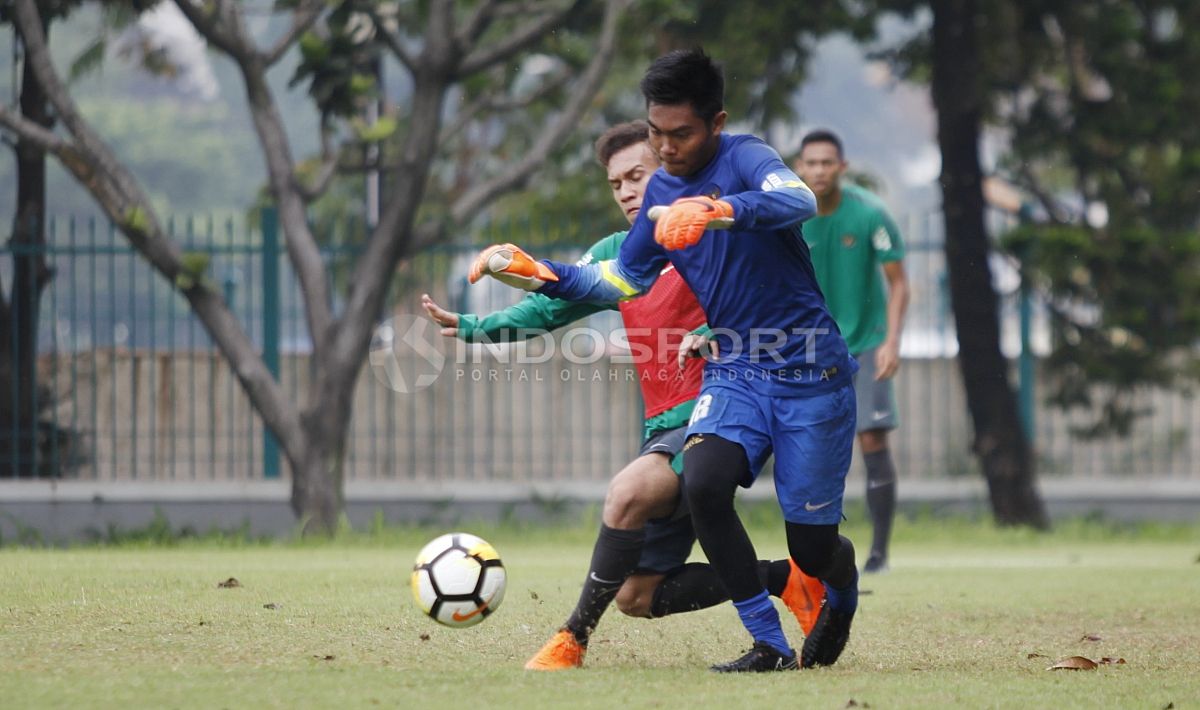 Duel antara kiper Kartika Ajie dengan Egy Maulana Vikri. Herry Ibrahim Copyright: © Herry Ibrahim/INDOSPORT