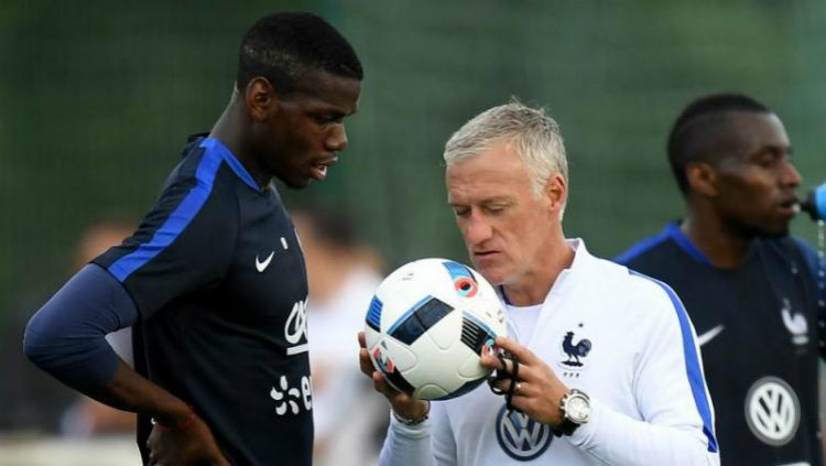 Paul Pogba bersama pelatih Timnas Prancis, Didier Deschamps Copyright: © fourfourtwo.com