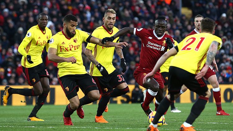 Sadio Mane (tengah) mencoba melewati kepungan para pemain Watford Copyright: © Getty Images