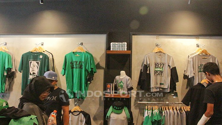 Persebaya Store selaku penyedia official merchandise Bajol Ijo meluncurkan layanan baru untuk semakin memuaskan pelanggan. Copyright: © INDOSPORT/Fitra Herdian
