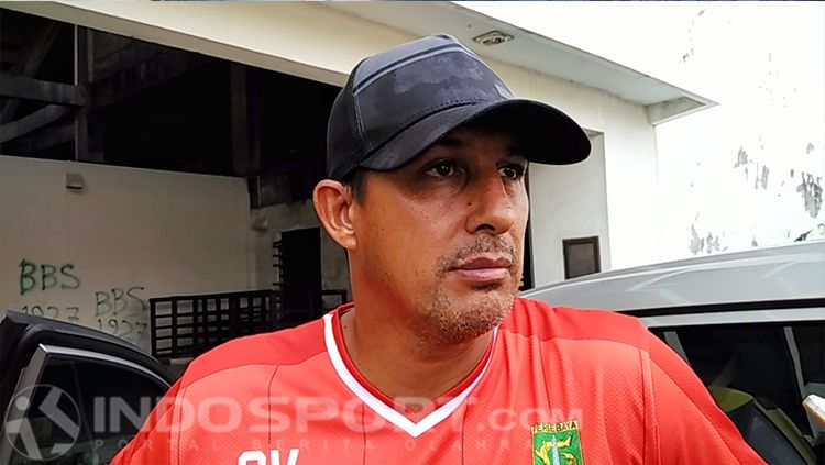 Alfredo Vera, pelatih Persebaya Surabaya Copyright: © INDOSPORT/Fitra Herdian