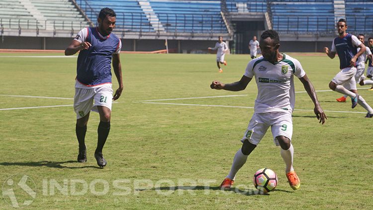 Skuat Persebaya saat jalani latihan. Copyright: © INDOSPORT/Fitra Herdian