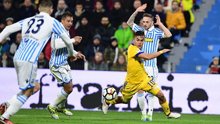 Paulo Dybala (kanan) diantara kepungan pemain SPAL. Copyright: © Getty Images