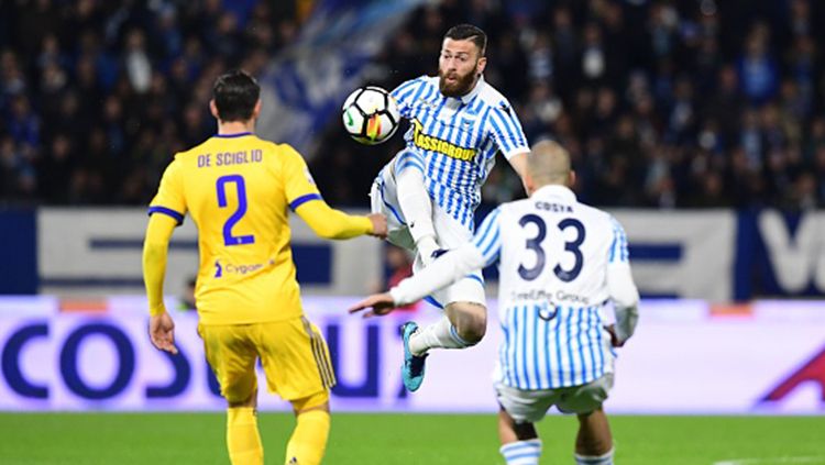 Mirco Antenucci (kanan) pemain dari SPAL mecoba mengamankan bola dari De Sciglio. Copyright: © Getty Images