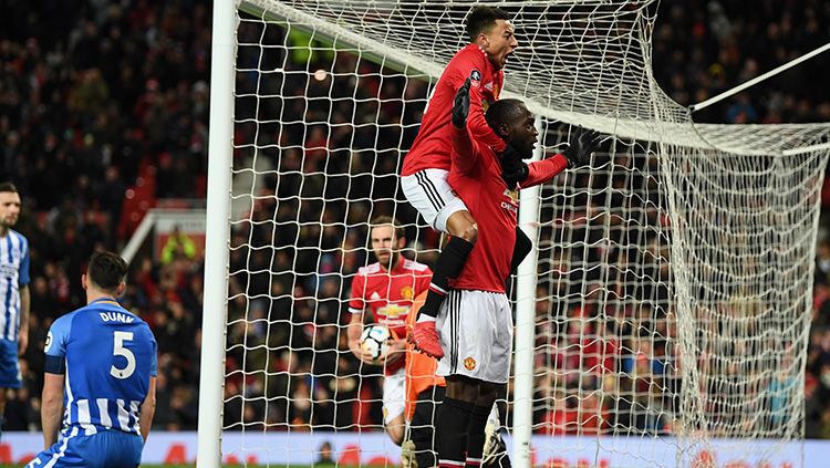 Selebrasi Lukaku bersama Lingard usai mencetak gol pertama. Copyright: © Getty Images