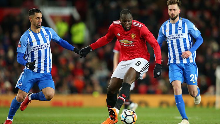 Romelu Lukaku (kanan) mencoba mempertahankan bola dari para pemain Brighton. Copyright: © Getty Images