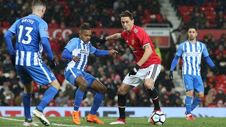 Nemanja Matic (kanan) mencoba melewati hadangan dari pemain Brighton. Copyright: © Getty Images