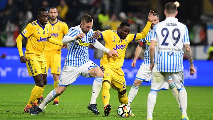 Kwadwo Asamoah (kuning) berebut bola dengan salah satu pemain SPAL. Copyright: © Getty Images