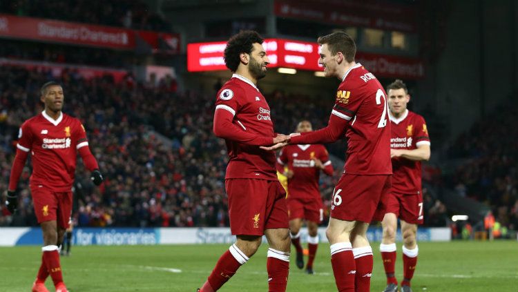 Andrew Robertson saat merayakan gol bersama Mohamed Salah. Copyright: © squwka