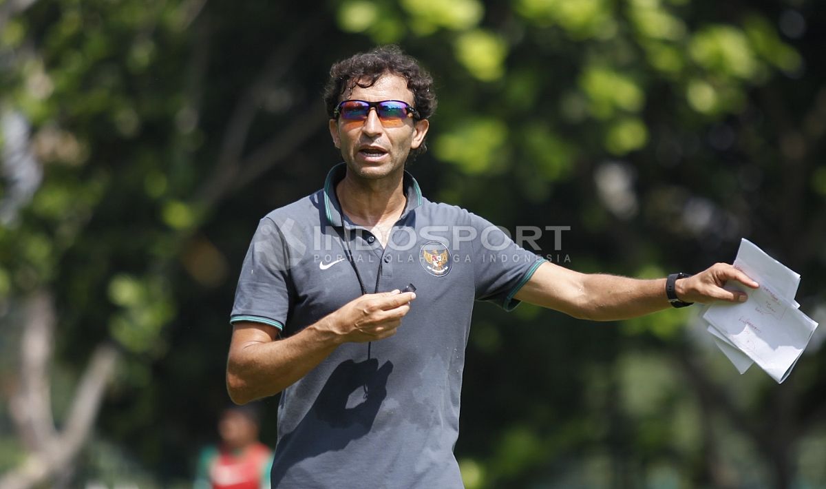 Luis Milla berusaha menggagalkan aksi Egy Maulana Vikri dalam sesi latihan. Copyright: Â© Herry Ibrahim/INDOSPORT