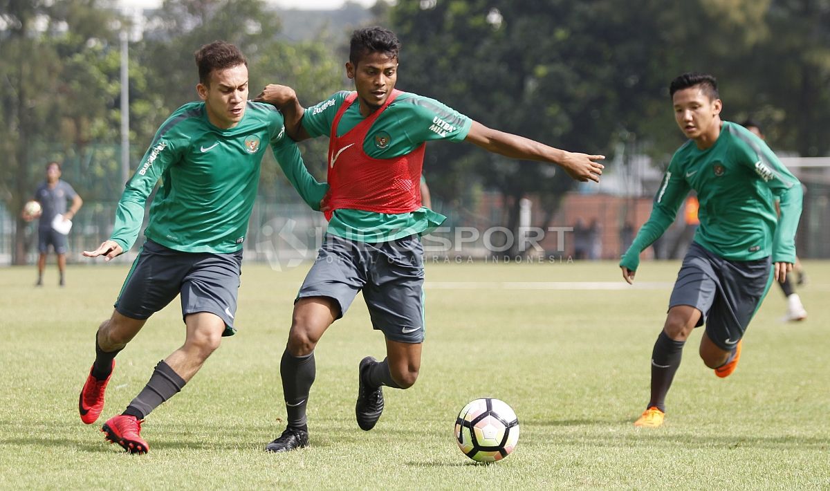 Egy Maulana Vikri (kiri) mengganggu pergerakan dari Zulfiandi (tengah). Copyright: © Herry Ibrahim/INDOSPORT