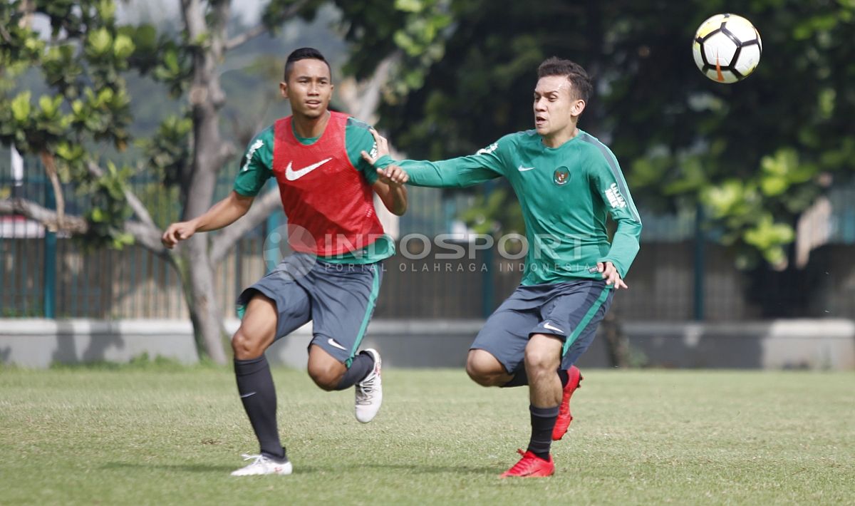 Ricky Fajrin (kiri) mencoba melewati hadangan Egy Maulana Vikri. Copyright: © Herry Ibrahim/INDOSPORT