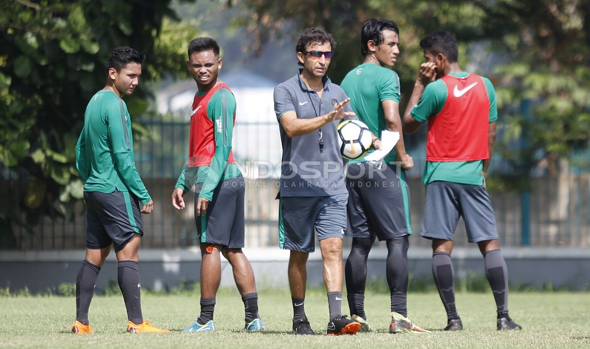 Pelatih Luis Milla memberi arahan kepada para pemainnya. Copyright: © Herry Ibrahim/INDOSPORT