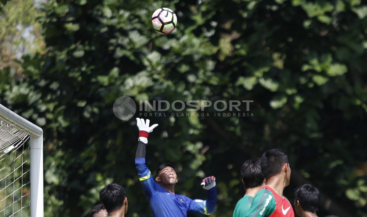 Kiper Satria Tama mencoba menghalau bola yang mengarah ke gawangnya. Copyright: © Herry Ibrahim/INDOSPORT