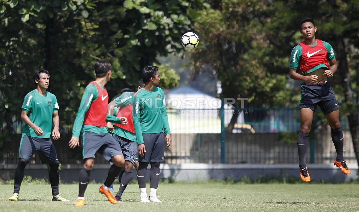 Andy Setyo melakukan sundulan ke gawang. Copyright: © Herry Ibrahim/INDOSPORT