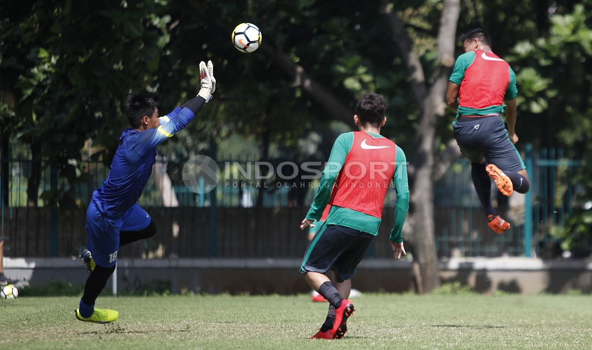 Kiper Kartika Adji menepis sundulan yang mengarah ke gawangnya. Copyright: © Herry Ibrahim/INDOSPORT