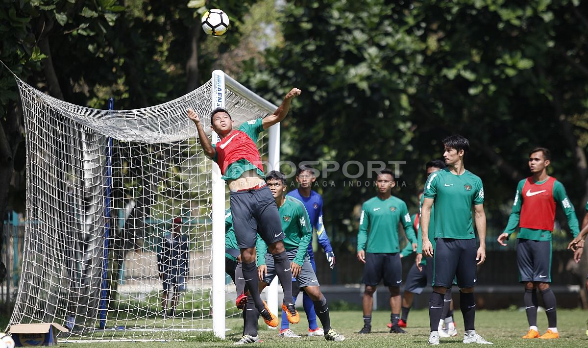 Dalam latihan ini, pemain diinstruksikan untuk bisa memanfaatkan peluang di depan gawang lawan lewat peluang sepak pojok. Copyright: © Herry Ibrahim/INDOSPORT