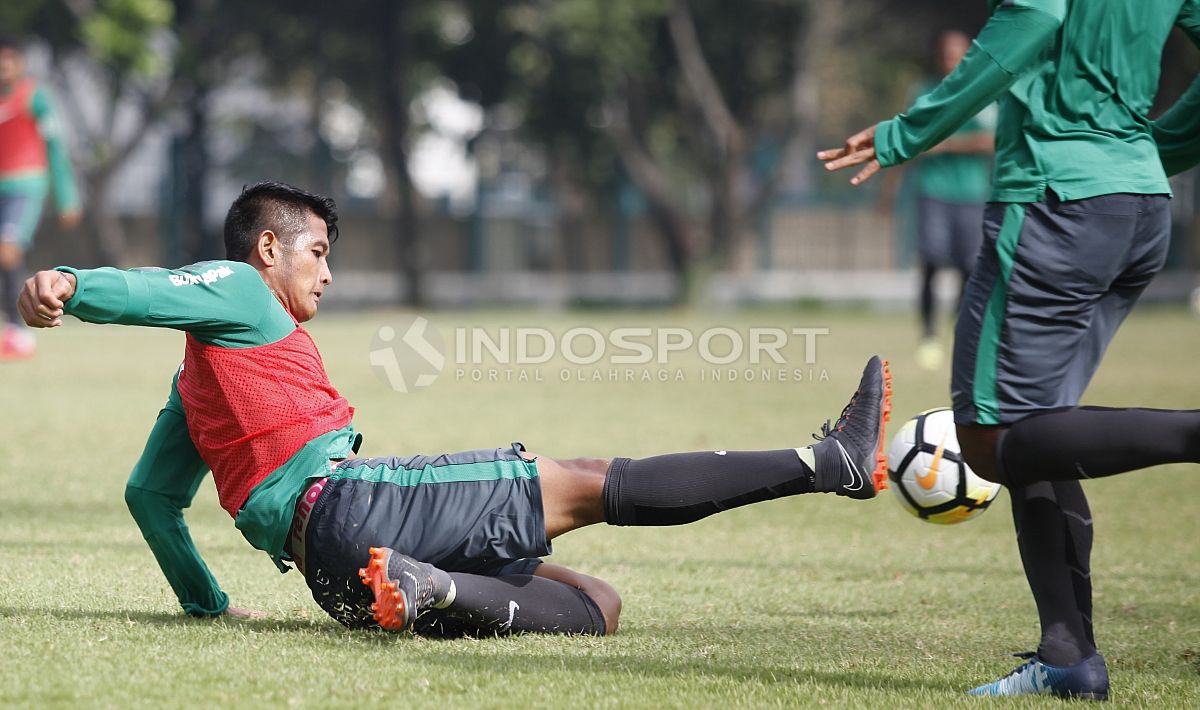 I Putu Gede melakukan tekel kepada rekannya di sesi latihannya. Copyright: © Herry Ibrahim/INDOSPORT