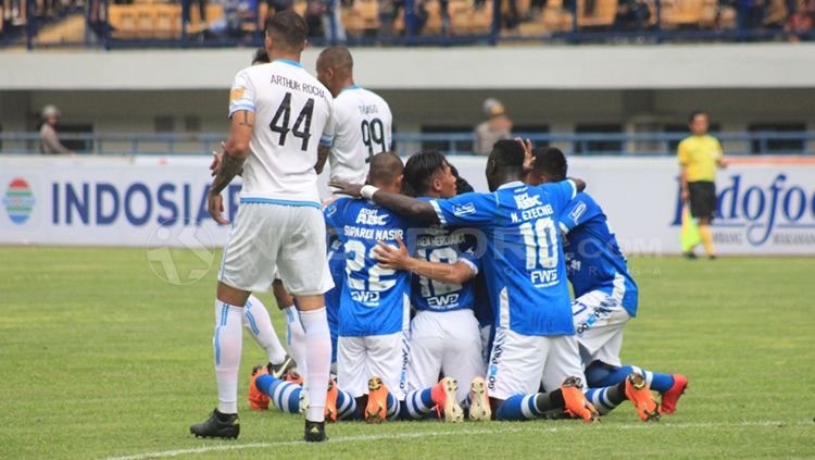 Skuat Persib Bandung merayakan gol Oh In-kyun ke gawang Arema pada laga persahabatan. Copyright: © Arif Rahman/INDOSPORT