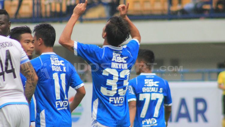 Oh In-kyun merayakan golnya ke gawang Arema FC dalam laga persahabatan. Copyright: © Arif Rahman/INDOSPORT