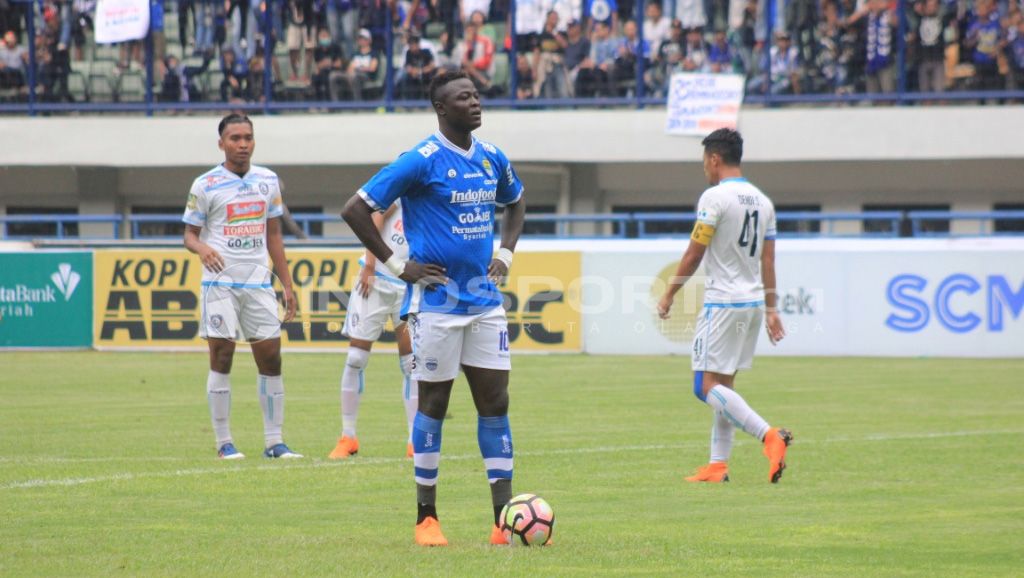 Ezechiel N'Douassel, bintang Persib Bandung. Copyright: © Arif Rahman/INDOSPORT