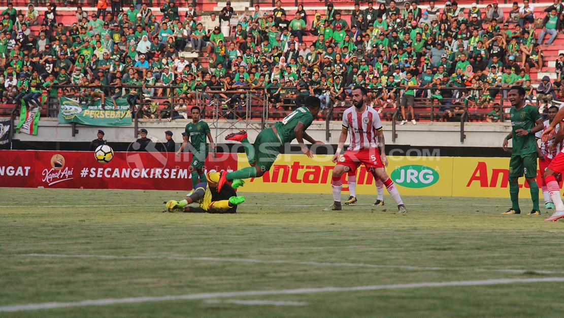 Persebaya Surabaya vs Serawak FA Copyright: © Fitra Herdian/INDOSPORT.COM