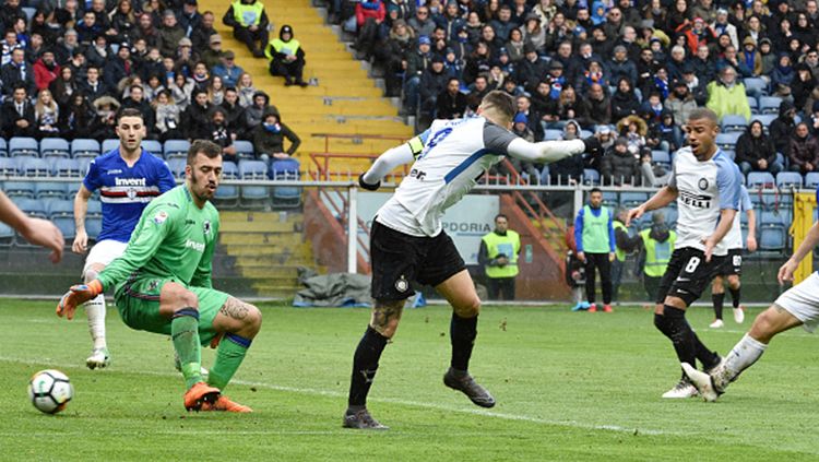 Mauro Icardi menggunakan tumit untuk mencetak gol ketiganya ke gawang Sampdoria. Copyright: © Getty Images