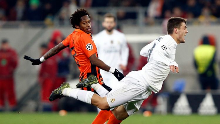 Fred (Shaktar Donetsk) saat menghadang pergerakan pemain Real Madrid, Kovacic Copyright: © Getty Images