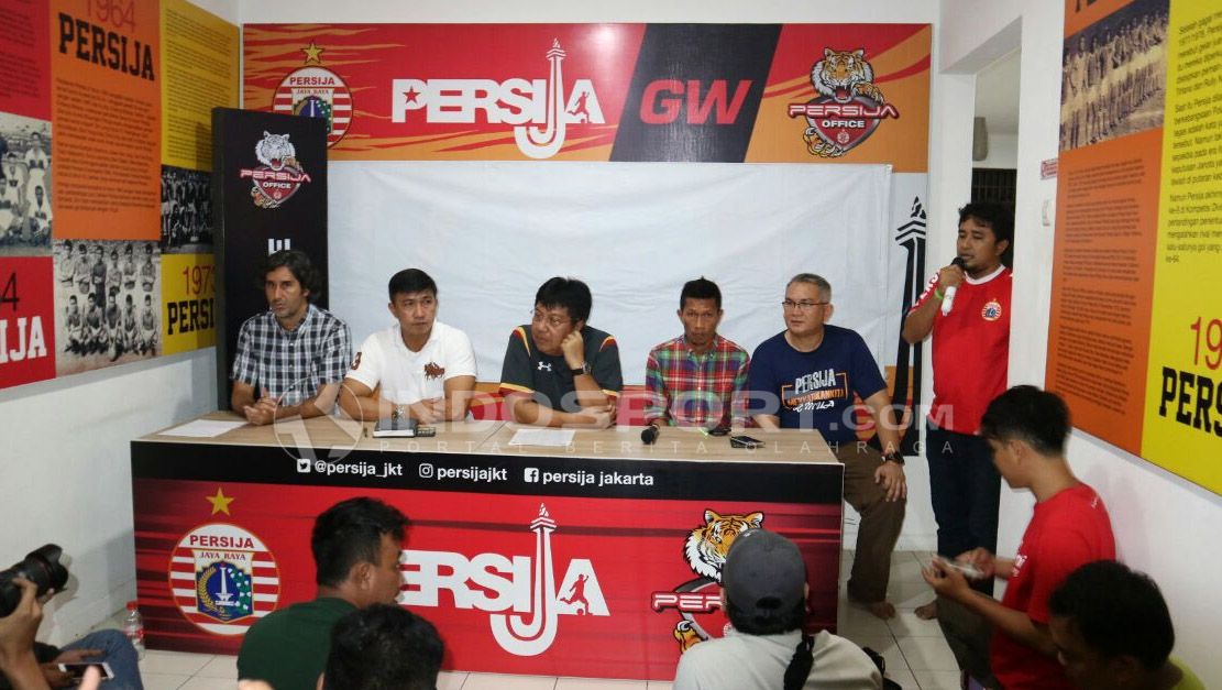 Preskon Persija Jakarta terkait belum mendapat izin stadion di jakarta dan sekitarnya. Copyright: © Zainal Hasan/INDOSPORT.COM