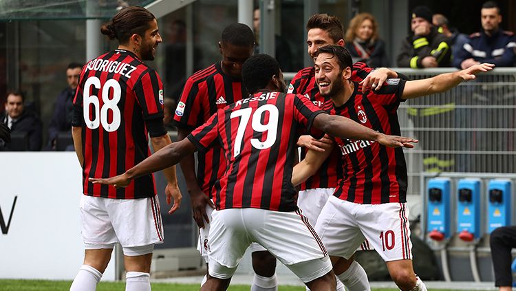 Selebrasi para pemain AC Milan usai Hakan Çalhanoğlu emncetak gol. Copyright: © Getty Images