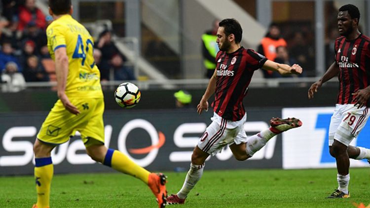 Hakan Çalhanoğlu (tengah) mencoba melakukan tendangan ke gawang. Copyright: © Getty Images